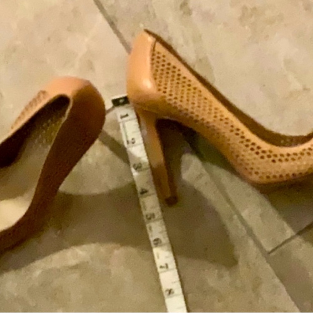 Vince Camuto Tan Leather Pointed Toe Intricate Cutout Heels Texture Size 7.5 - Picture 3 of 4